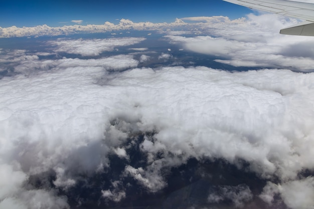 Samolot skrzydłowy na wysokości podczas lotu samolotu nad chmurami