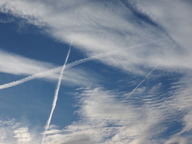 Zdjęcie samolot ślady na niebie