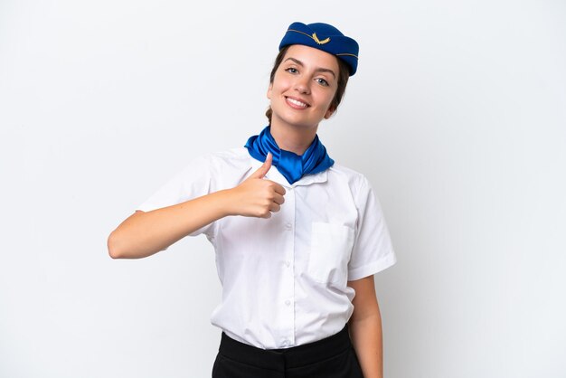 Samolot stewardessa kaukaska kobieta na białym tle daje kciuk w górę gest