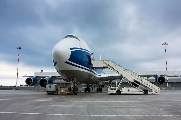 Samolot szerokokadłubowy cargo i ładowarka pasażerska samolotu w pobliżu terminalu