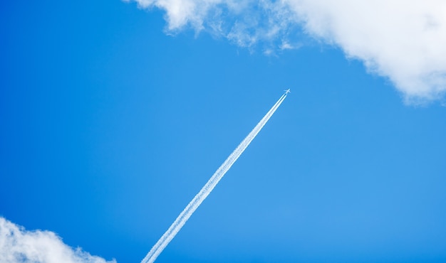Samolot w bleu niebie