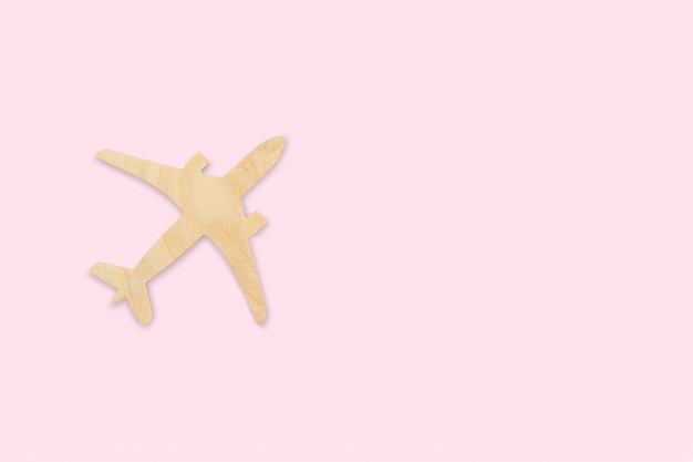 Samolot, zabawkowy odrzutowiec, planowanie wakacji, wyszukiwanie lotów, rezerwacja biletów, ubezpieczenie podróżne, marzenia, turystyka, minimalistyczny