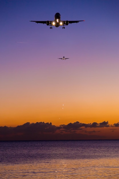 Samolot zbliżający się do pasa startowego w celu lądowania podczas zachodu słońca