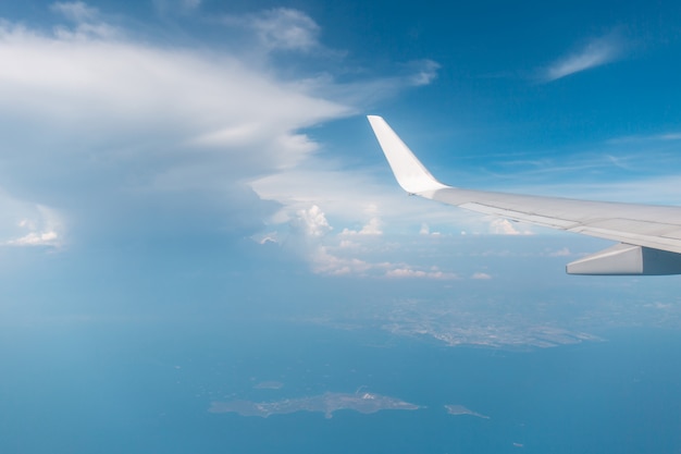 Samolotu skrzydłowy widok z okno chmurnego nieba tło, podróży i wakacje wakacje pojęcie