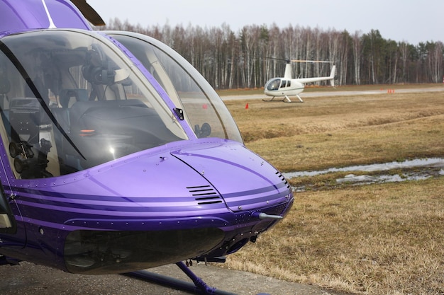 Samoloty Fioletowe i małe białe helikoptery