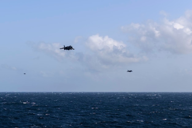 Samoloty wojskowe nad powierzchnią wody Praktyka ogniowa na morzu Lotnictwo marynarki wojennej
