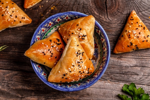 Zdjęcie samosa samsa nadziewane mięsem placki w stylu orientalnym uzbeckie danie narodowe samosa