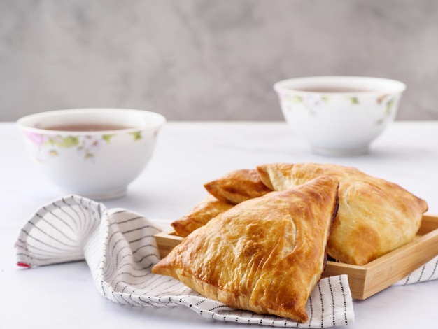 Samosa samsa z nadzieniem mięsnym w stylu orientalnym Uzbeckie danie narodowe samosaSamosa samsa z nadzieniem mięsnym w stylu orientalnym Uzbeckie danie narodowe samosa