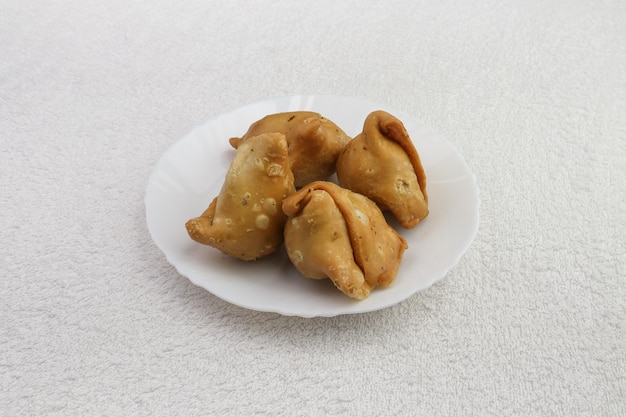 Samosa to smażone ciasto z Azji Południowej z pikantnym wypełnieniem