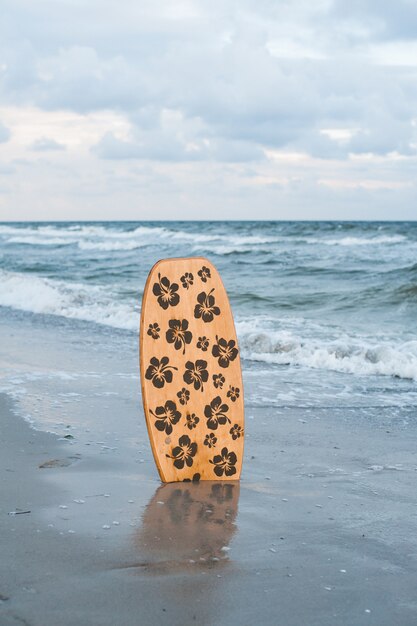 Zdjęcie samotna deska surfingowa na plaży