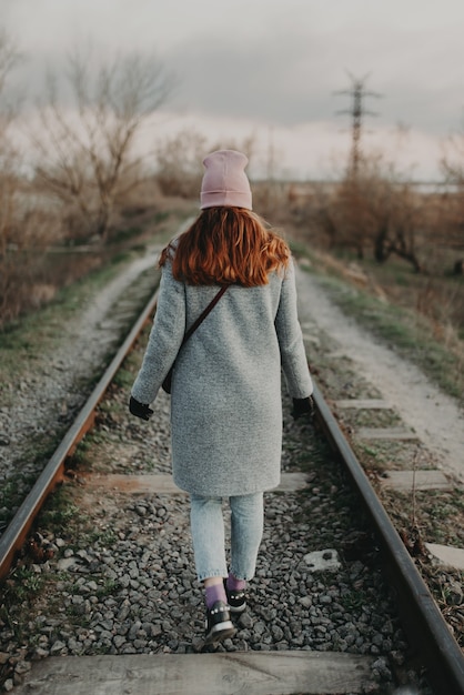 Samotna Dziewczyna Idzie Wzdłuż Starej Linii Kolejowej