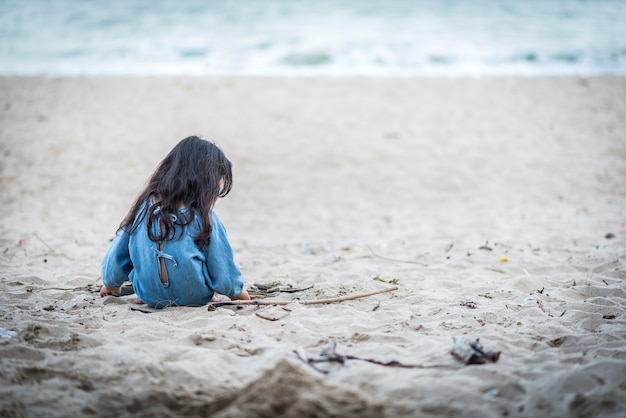 Samotna Dziewczyna Na Plaży