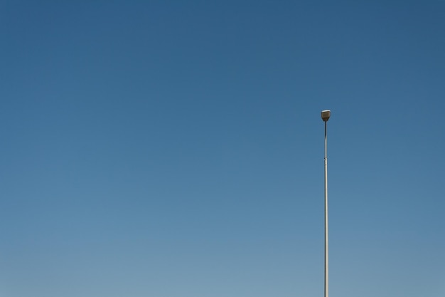 Samotna latarnia na tle błękitnego nieba miejsce do kopiowania