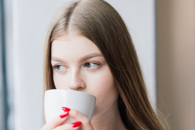 Zdjęcie samotna smutna kobieta pogrążona w myślach w domu, depresyjna