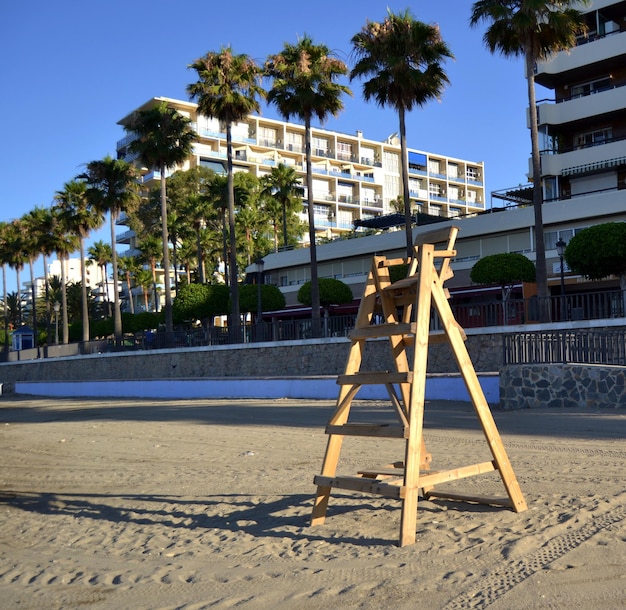 Samotne drewniane krzesło ratownika na plaży