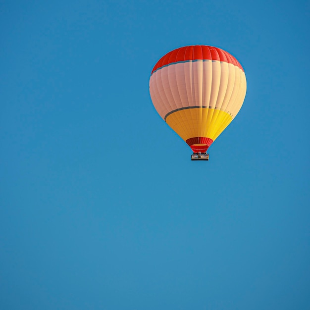 Samotny balon na gorące powietrze leci