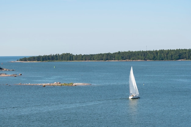 Zdjęcie samotny jacht w zatoce u wybrzeży finlandii