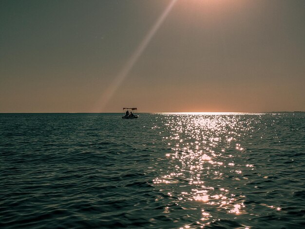 samotny katamaran na morzu w słońcu