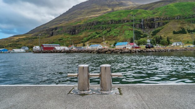 Samotny metalowy dok w Seydisfjordur i piękne fjordy wokół Islandii lato