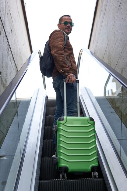 Zdjęcie samotny mężczyzna z podróżą bagażową