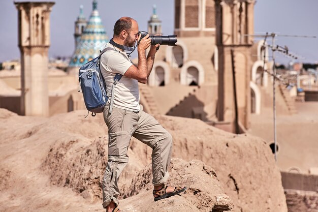 Samotny podróżnik robi zdjęcie w starym mieście podczas niezależnej indywidualnej podróży, Kaszan, Iran