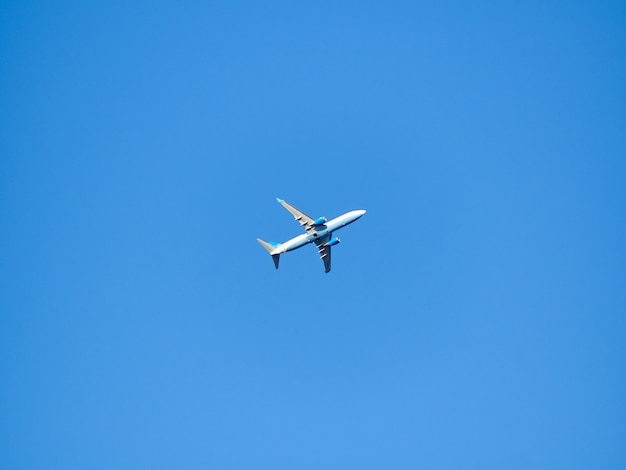 Samotny samolot w błękitnego dnia nieba minimalizmu pogodnym tle