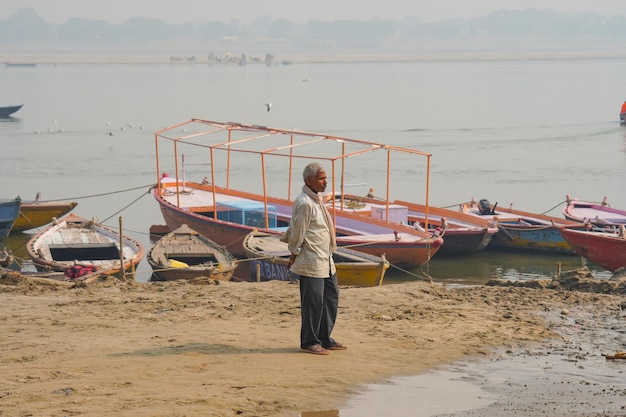 Samotny smutny człowiek nad rzeką Ganga nie mają rodziny 80 Ghat Varanasi image Varanasi Uttar Pradesh Indie 29 listopada 2022