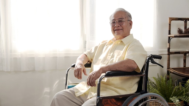 Samotny starszy mężczyzna Azji był chory i siedział na wózku inwalidzkim. Styl życia w wieku emerytalnym i samotność w domu.