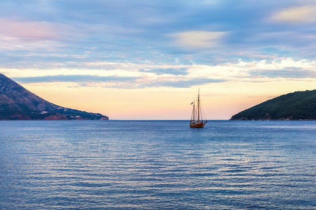 Samotny statek w porcie w Budvie, Czarnogóra, zachód słońca.