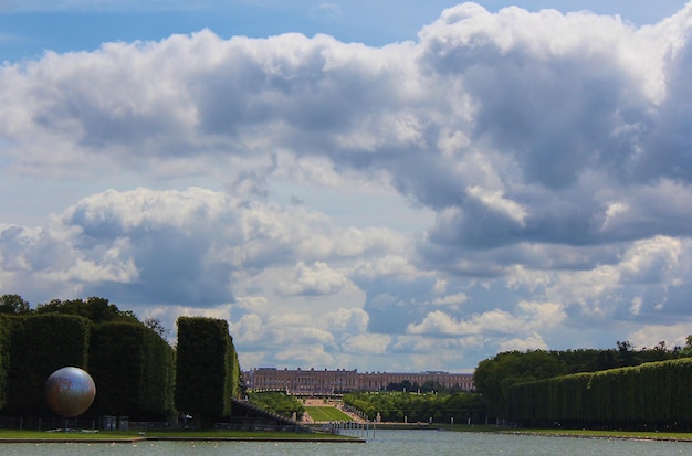 Samotny Widok Na Park Wersalski Francja Geometryczne Połączenie Zielonych Drzew, Trawiastych Terenów I Grand Canal