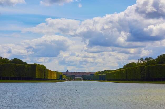 Samotny widok na park wersalski Francja Geometryczne połączenie zielonych drzew, trawiastych terenów i Grand Canal