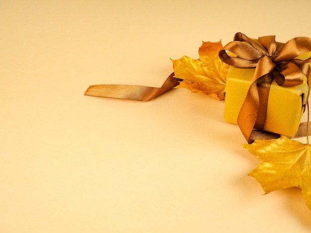 Zdjęcie samotny złoty liść i pomalowana blacha z żółtego metalu