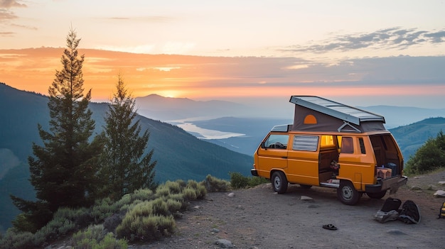 Samotny żółty karawan zaparkowany na spokojnym szczycie góry w zmierzchu