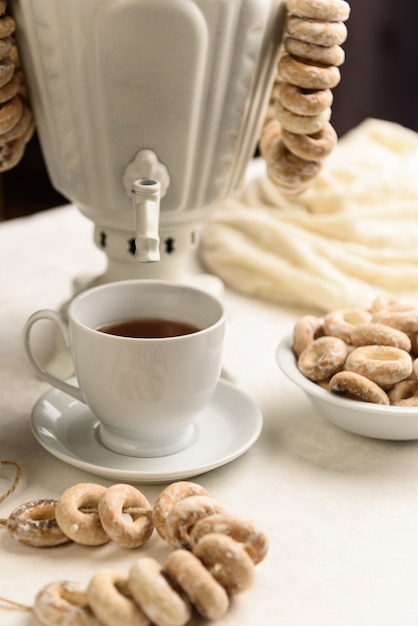 Samowar z bajglami i gorącą herbatą na białym obrusie