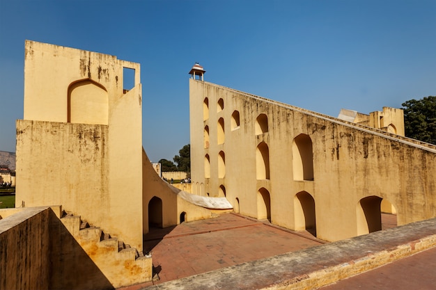 Zdjęcie samrat yantra - gigantyczny zegar słoneczny w jantar mantar - starożytne obserwacje