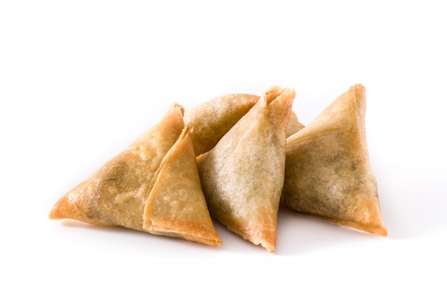 Samsa lub samosas z mięsem i warzywami odizolowywającymi na bielu.