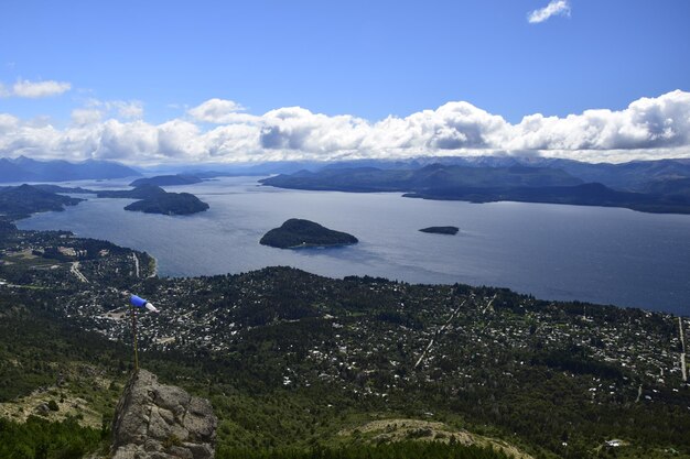 San Carlos de Bariloche to miasto w argentyńskiej prowincji Rio Negro z widokiem na jezioro i miasto Bariloche