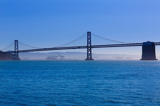 San Francisco Bay bridge od Pier 7 w Kalifornii