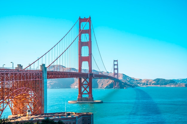 San Francisco, Kalifornia Stany Zjednoczone. Golden Gate Of San Francisco Widziana Z Centrum Dla Zwiedzających Pewnego Letniego Popołudnia