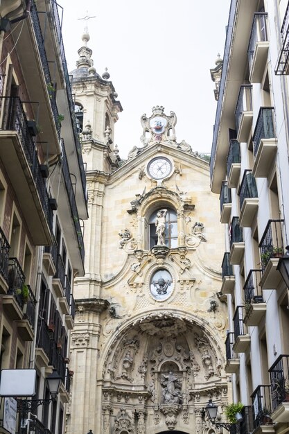 San Sebastian, Hiszpania, wrzesień 2019: Spacer po pięknym mieście San Sebastian i wzdłuż plaży Concha.