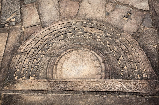 Sandakada pahana lub kamień księżycowy w starożytnym mieście Polonnaruwa. Kamień księżycowy jest unikalną cechą architektury syngaleskiej starożytnej Sri Lanki.