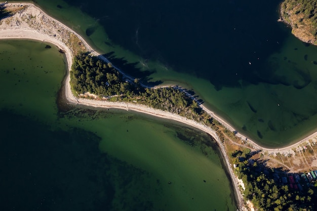 Sandy Beach i domki na wyspie Thormanby w pobliżu Sunshine Coast