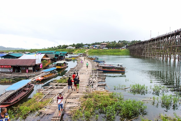 SANGKLABURI KANJANABURI 12 września 2015 Podróżnik przekraczający bambusowy most lub Mon Bridge w Sangklaburi Kanchanaburi Tajlandia