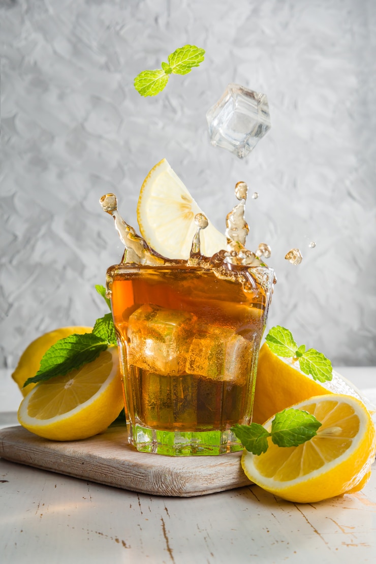 Zdjęcie sangria i składniki w okularach