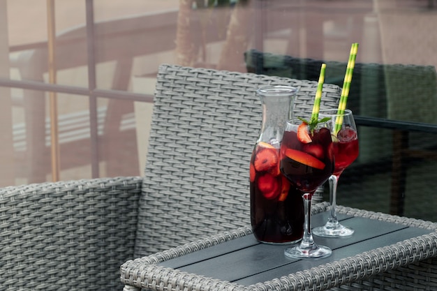 Sangria W Słoiku I Szklankach Z Truskawkami I Pomarańczami. Miejsce Na Tekst