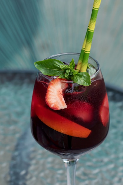 Sangria w słoiku i szklankach z truskawkami i pomarańczami.