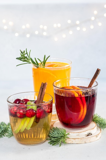 Sangria z jabłkiem, żurawiną i pomarańczą na świąteczny stół