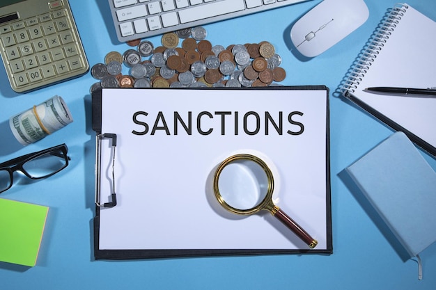 Sankcje w schowku z pieniędzmi i przedmiotami biznesowymi