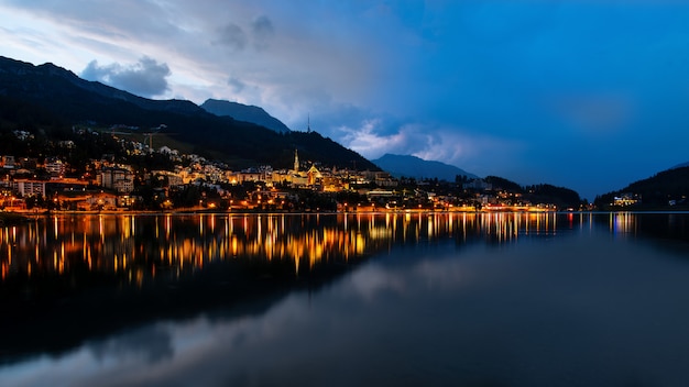 Sankt Moritz o zmierzchu na jeziorze po burzy