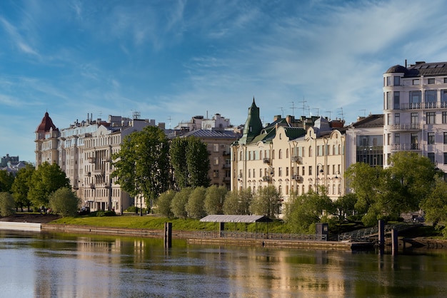 Sankt Petersburg, Federacja Rosyjska - 03 czerwca 2021: Domy na nabrzeżu znajdują odzwierciedlenie w rzece Srednyaya Newka w Sankt Petersburgu